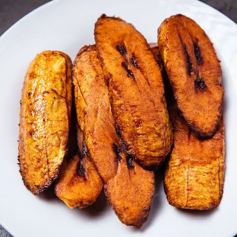 Banana pão frita num prato branco