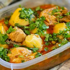 Galinha guisada com batata dentro de uma caixa para levar