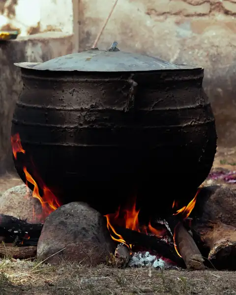 Panela de ferro ao lume, sobre fogo de lenha